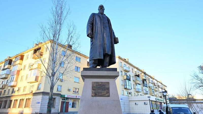 Семиметровый памятник Шакариму Кудайбердиеву открыли в Семее