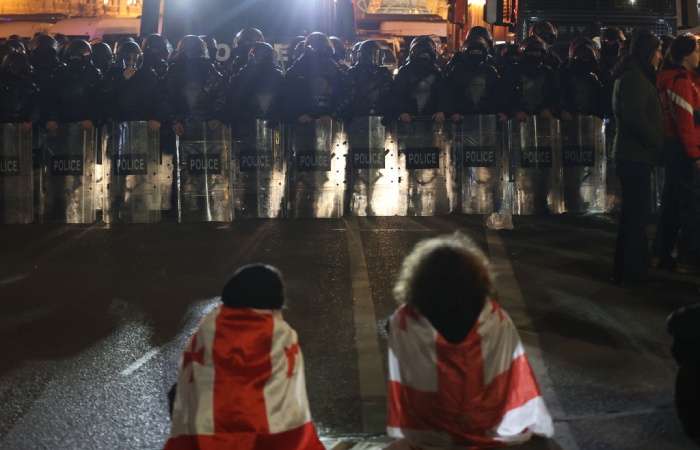 Спецназ двинулся в сторону протестующих на проспекте Руставели в Тбилиси