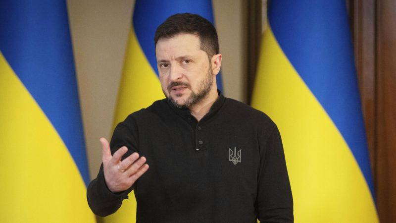 Медведев прокомментировал "звонок" Макрона во время брифинга Зеленского