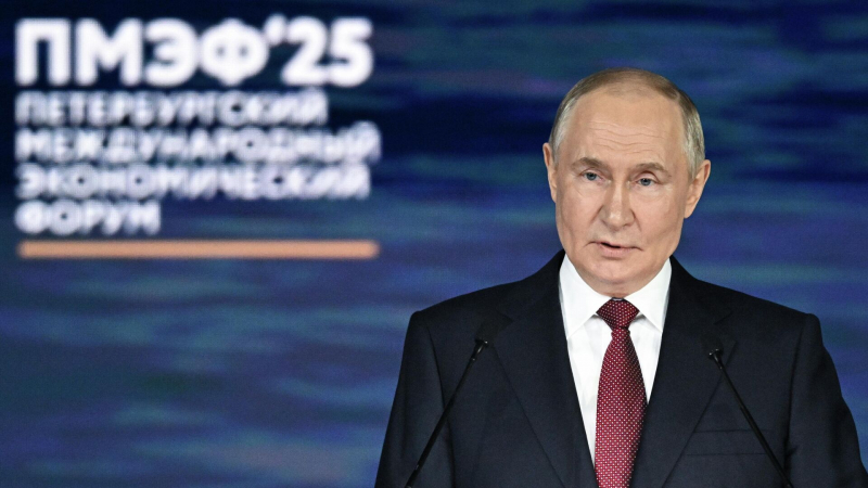 Мир должен развиваться не на пользу отдельным группировкам, заявил Путин