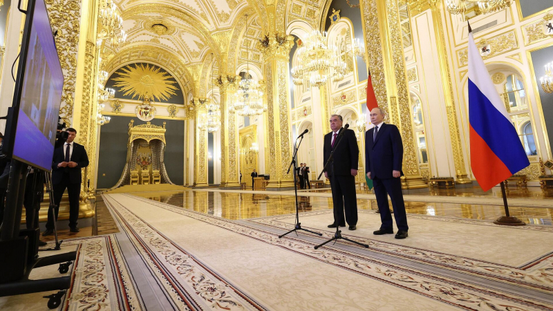 Путин поблагодарил Рахмона за бережное отношение к русскому языку