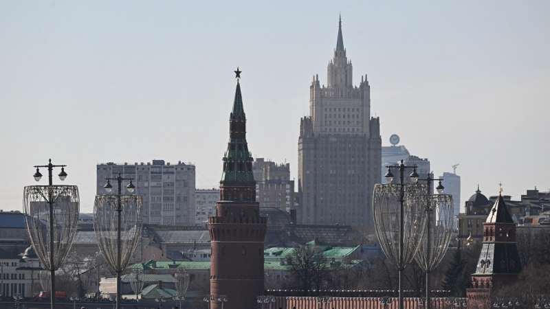 Россия вводит меры против зарубежных СМИ как ответный шаг, заявили в МИД