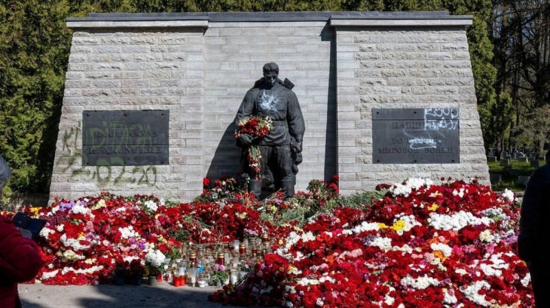 В Эстонии задержали вандалов, осквернивших "Бронзового солдата"