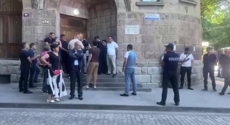 В Гюмри полиция окружила здание Ширакской епархии Армянской церкви