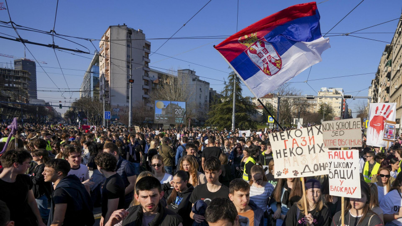 Жандармерия оттеснила протестующих у здания Радио и телевидения Сербии